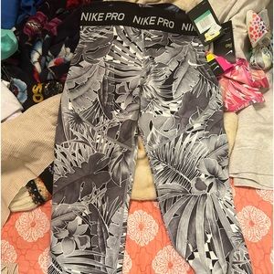 Nike Big Girls Pro Printed Capri Leggings